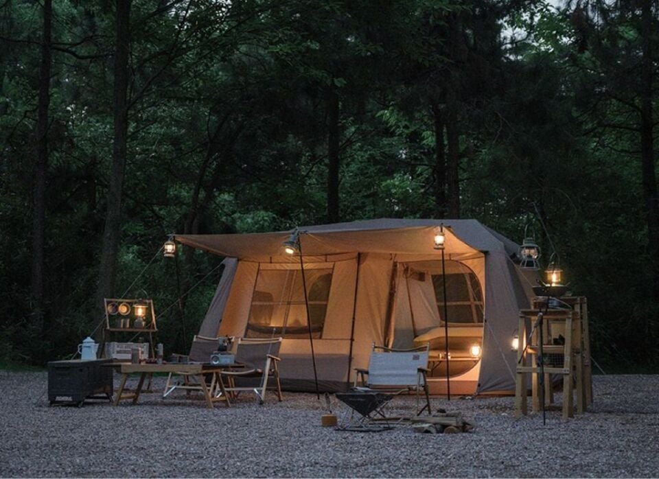 Çift katmanlı zirve tasarımlı dört mevsim çadırı, 16.3 metrekare, dış ölçüler: 430*380*220 cm.